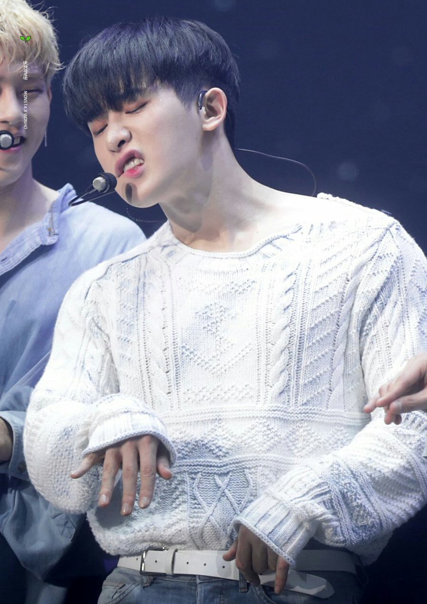 hyungwonope's tweet photo. Wonho and now Kihyun imitate Hyungwon when he DJ (mx said hw always bite his lips) 😂😂😂 let him live https://t.co/kLjB5e2cJf