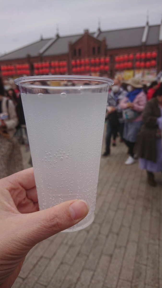 1時間ほど並んで入場しました! 入場チケットは500円(ビールやレモンサワー、ソフトドリンク、お菓子付き) 会場内、またこちらもどこも行列ですね...