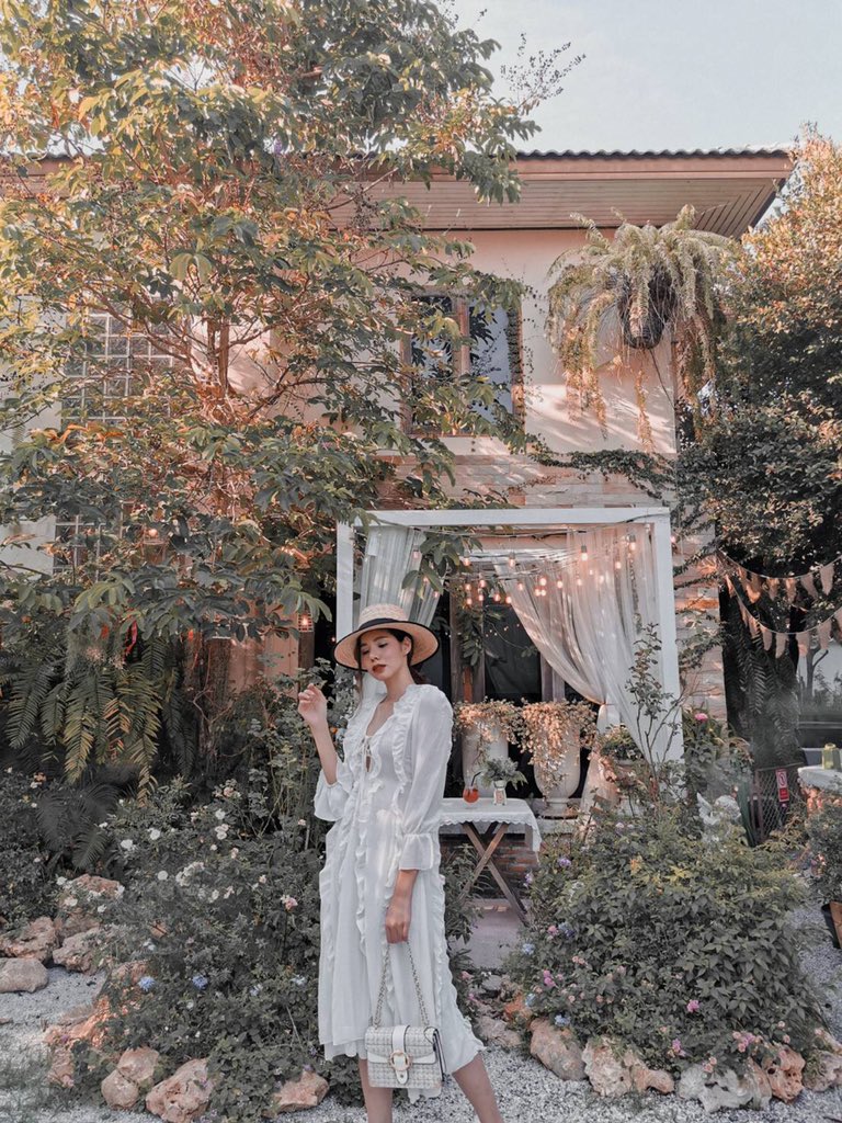 englishh_blog's tweet photo. ร้าน "ปาฎี" ที่ระยองคือดีมากกก ถ่ายรูปได้ทุกมุม ทาร้านเปิดเพลงเบา ๆ เหมือนหลุดไปอยู่ในสวนอังกฤษ รสชาติดี ราคาไม่แรงมาก แต่บรรยากาศคือเต็ม 10 ใครสายถ่ายรูปคาเฟ่สวยๆต้องชอบ https://t.co/BvmH6t2xrd