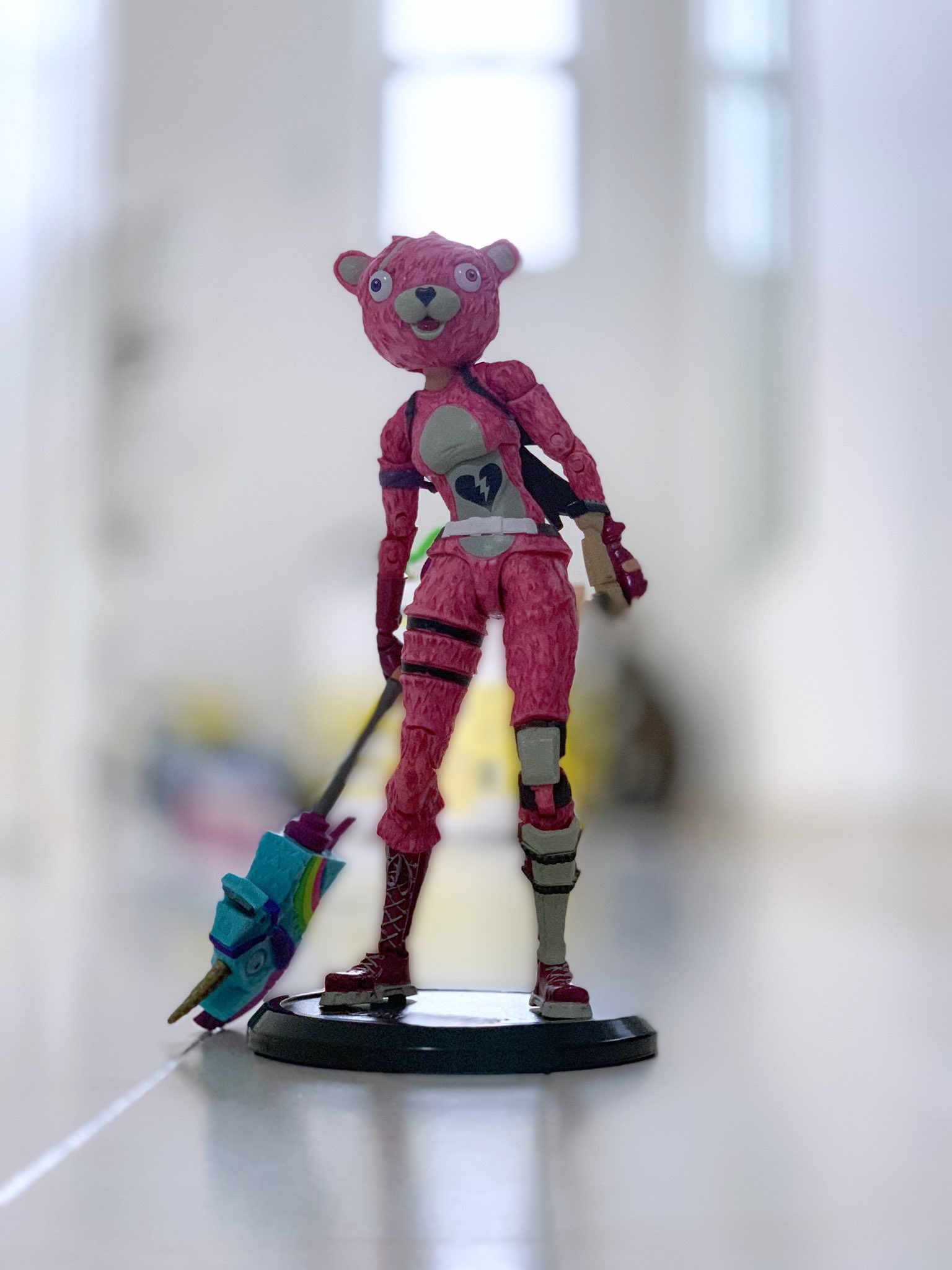3d人 3dnchu Cg情報ブログ 息子にフォートナイトのピンクマ フィギュアプレゼントしたら大喜び Iphoneのポートレイトで撮ったけど銃がボケて消えた Fortnite フォートナイト