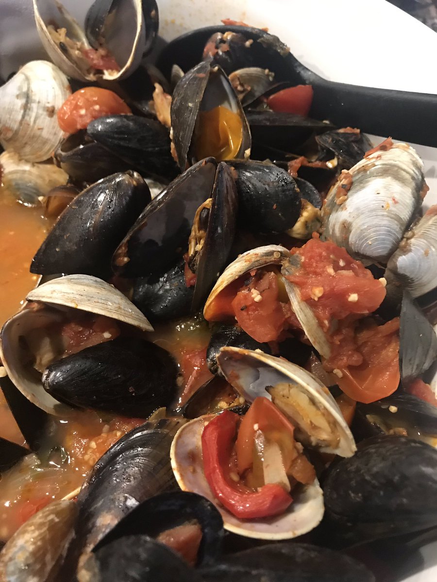CariZubay's tweet photo. Muscles &amp; Little neck Clams tonight. ❤️ https://t.co/lDiHM1eXqi