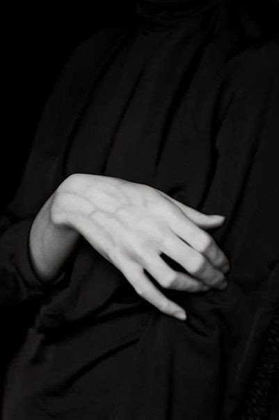dearskinnyme's tweet photo. I have be come obsessed with how skinny hands look. So delicet and graceful.  So breath taken, so powerful. Iv been gone a while it feels like. Iv eaten tones of shit but im back strong as ever. Skinny is for me and bitch I will be skinny for my wedding.❤❤
#proana #priannacouch https://t.co/fwqJh0iJ83