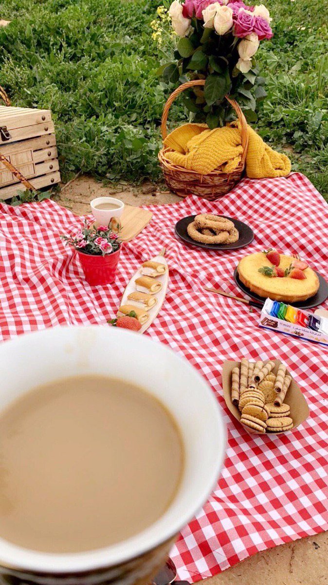 ”صباح الخير للحياة لابتسامتك الخفية ، لمزاجية القهوة و رائحة الخُبز الطازج و لكل الأشياء التي تصنع صباحاً جميلاً 🧺🍶 #صباح_الاحد