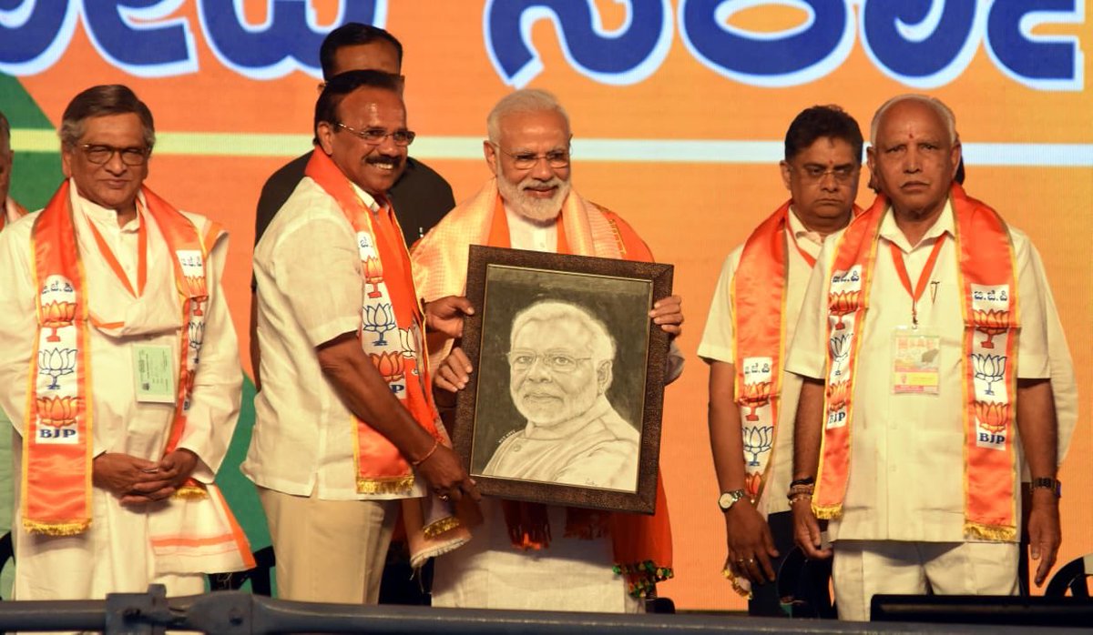 DVSadanandGowda's tweet photo. ಚೌಕಿದಾರ ಬೆಂಗಳೂರಿಗೆ ಬಂದಾಗ ನೀವು ತೋರಿಸಿದ ಪ್ರೀತಿ ಆದರಕ್ಕೆ , ಚೌಕಿದಾರನ ಮೇಲಿಟ್ಟ ಅಚಲ ನಂಬಿಕೆಗೆ @BJP4Karnataka ಮೂಕ ವಿಸ್ಮಿತ . ನಿಮ್ಮ ವಿಶ್ವಾಸಕ್ಕೆ ನಾವೆಲ್ಲ ಚಿರಋಣಿಗಳು.ಮುಂದಿನ ಪಲಿತಾಂಶವೇನೆಂಬುದಕ್ಕೆ ಇದೊಂದು ಸಾಕ್ಷಿ .ದುಡ್ಡು  ಕೊಟ್ಟು ಜನ ಕರೆದುಕೊಂಡು ಬರುವ ರಾಜಕೀಯ ಪಕ್ಷಗಳಿಗೆ ಇಂತಹ ಸಾರ್ವಜನಿಕ  ಸಭೆಗಳು ಪ್ರತ್ಯುತ್ತರ https://t.co/vBpyME3tB8