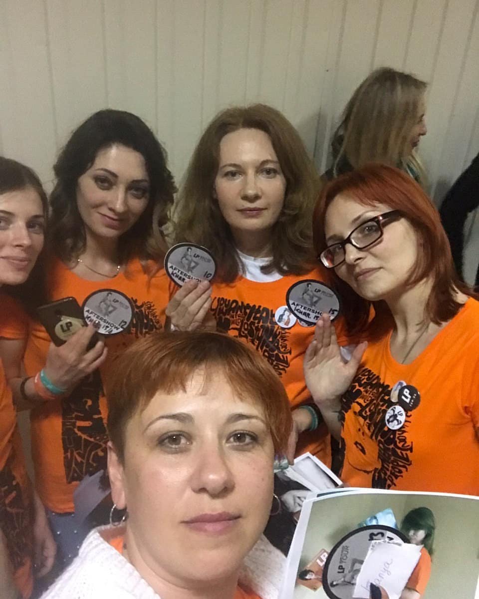 LPfanua's tweet photo. Meet&amp;greet with @iamlpofficial 😍🧡
#lp #lpfanua #iamlpofficial #everythingisorson #whenwerehigh #Ukraine #lrwpeople #lpfan #europe #houseonfire #hearttomouth #incredible #gastroli #lpukrainetour #kharkiv https://t.co/LVzj6oehVY