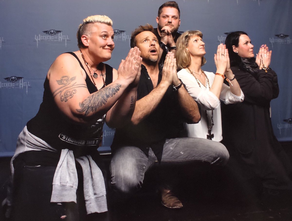 When you have the best friends and you can share the meeting of the amazing <a href="/seanflanery/">Sean Patrick Flanery</a> with them 
❤️❤️❤️
Our shoot was a mess, but I loved everything about it! 😘🙏🏻
<a href="/cinderellaTWD/">Meet_me_in_Berlin✌</a> <a href="/LucFerkel/">Luc von Ferkel 🜃</a> #Robin 
#WeekendOfHell
instagram.com/p/BwOROooBlaQ/…