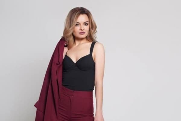 ESCCovers's tweet photo. #Eurovision2019
#SemifinalTwo
#Makingthefinal
#Moldova
#Anna
#Stay

Ida Andia of Romania discusses today the chances of the Moldova to make the Grand final on the 2019 Eurovision son contest.

I think Moldova is here to STAY in the semi-final this year. … https://t.co/pD3QiDtSn6 https://t.co/mmXRJ3nrbE