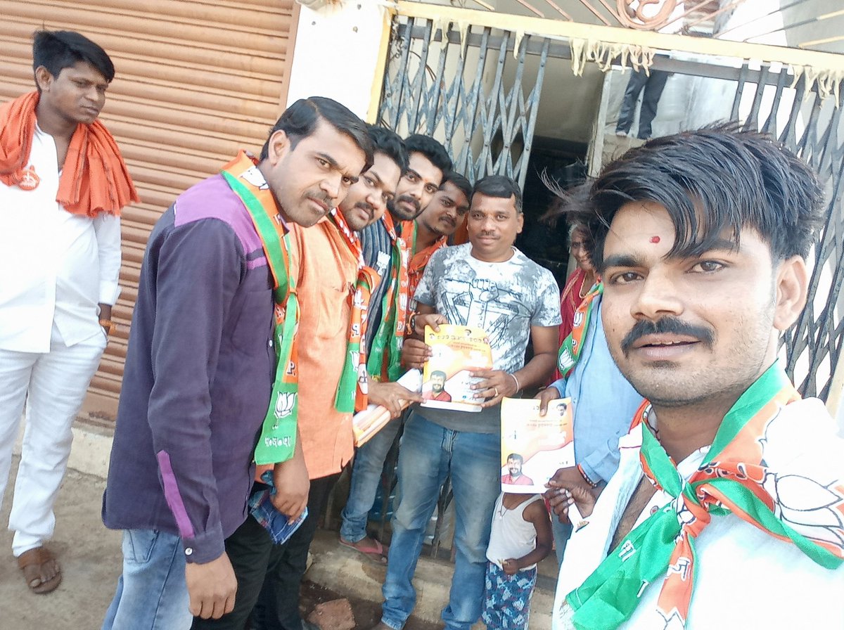 SSGarde1's tweet photo. *#एक_मत_देशासाठी,#एक_मत_विकासा_साठी*
👉🏻 शिवसेना-भाजपा महायुतीचे हिंगोली लोकसभेचे  उमेदवार 
      *#हेमंत_श्रीराम_पाटिल*
यांच्या प्रचारासाठी  आज #दुसरा_दिवस
           *"#डोर_To_डोर"* https://t.co/wduvVgY7xV