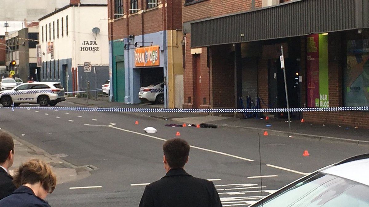 RebeccaRambar's tweet photo. #Australie 4 hommes ont été blessés, dont deux grièvement (1 ayant été annoncé mort), dans 1 fusillade dans une discothèque de #Melbourne.
L'incident survenu sur le site de #LoveMachine ne serait pas un acte #terroriste
#Australia #Prahan 
https://t.co/M38FQ54UhQ https://t.co/boBL1BPDPa