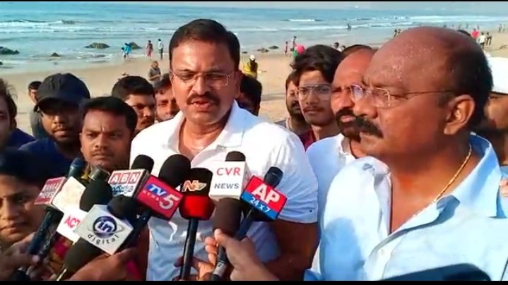 pvnraaz's tweet photo. విశాఖపట్నం బీచ్ శుభ్రత గురించి, ప్లాస్టిక్ నిషేధం గురించి  బీచ్ లో మీడియాతో మాట్లాడుతున్న జనసేన నేత శ్రీ వి.వి లక్ష్మీనారాయణ(JD) గారు @VVL_Official @JanaSenaParty @PawanKalyan https://t.co/watgF9Xii3