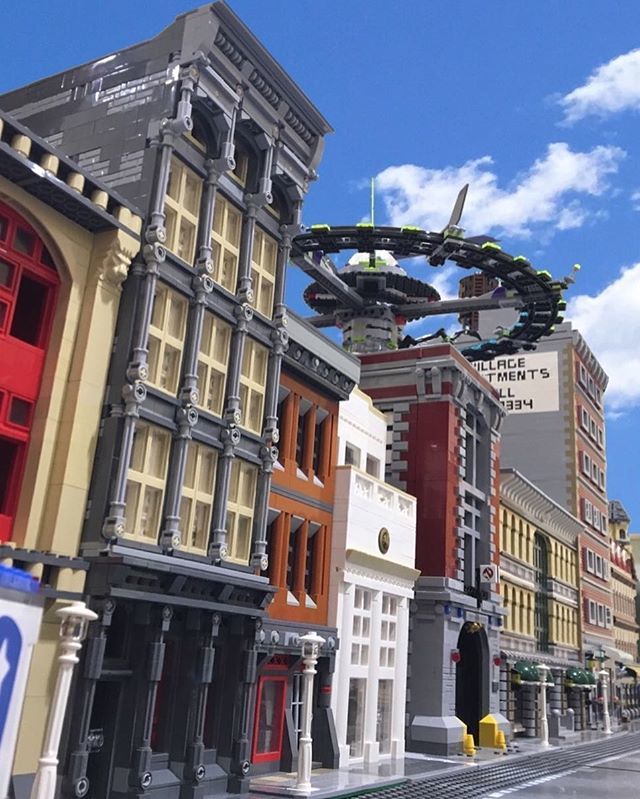 LionsGateModels's tweet photo. Pay no attention to the alien spaceship, just admire the handsome buildings 😀
Reposted from @corbeilallan
.
.
#LEGO #LEGOarchitecture #Legobuilding #Legohouse #legophotography #legostagram #legos #legoideas #legophoto #lionsgatemodels #legomania #leg… https://t.co/toZIXHkj97 https://t.co/dtLj1xyg6i