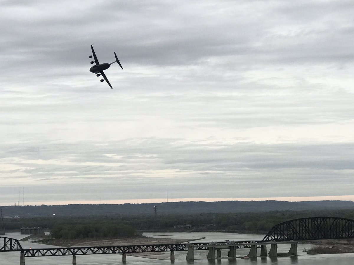 aaronellis01's tweet photo. Here is the C17 from the @usairforce as it flew in the #ThunderOverLouisville #airshow. Neat to watch this from the Command Ctr. #needalift #wave3igers #louisville #WAVE3Thunder #usaf https://t.co/iQqPlbKcyR