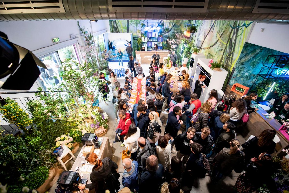 VanityFairIt's tweet photo. Ultimo giorno per venirci a trovare al #VFsocialgarden, ultimo giorno per vedere l'allestimento con le bellissime carte da parati d'autore #WallPepper

Vi aspettiamo in via Tortona 35! https://t.co/PT10MXx5Is