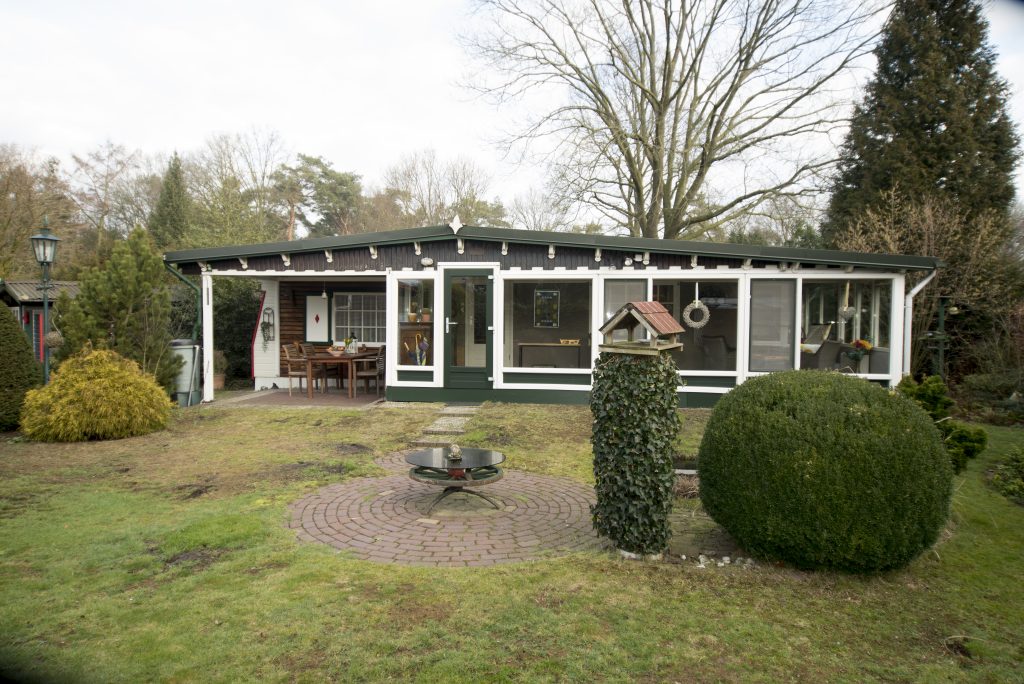 Heerlijk vakantiehuis in Brabant te koop, 100 m2 op een perceel van 420 m2. Mijn tante vraagt er 25.000 euro voor. Echt een buitenkans als je op zoek bent naar rust en ruimte op een uur rijden van de Randstad. #recreatiewoning rustika.nl/chalets/chalet…