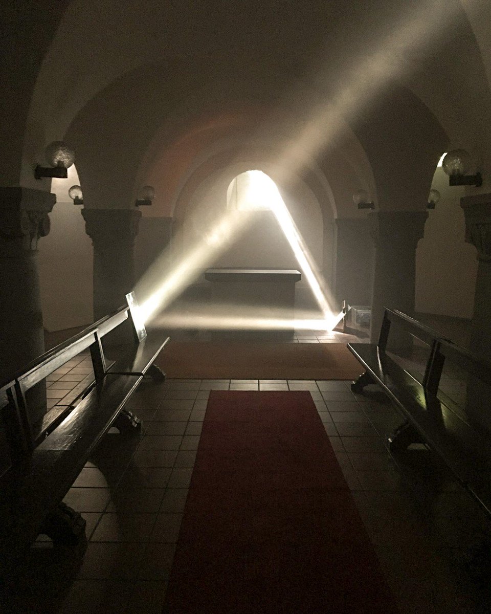 922m2's tweet photo. 10. Mai 2018: Die #NiehlerFreiheit wirft ein neues Licht in die Krypta von St. Michael.
#lichtinstallation #922m2 #BrüsselerPlatz https://t.co/FCey05VBiD