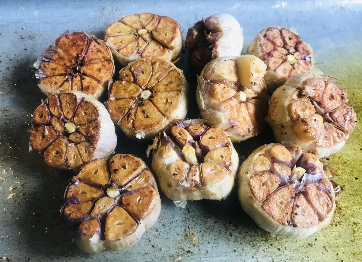 BakedByRomanos's tweet photo. Just roasted garlic with spices. Great for spreading onto toasted, crispy sourdough. Perhaps topped with some good old Brieπ€Mmmm... .
#roastedgarlic #roastedveggies #spicedgarlic #toast #cambridgefood #huntingdonfood #supportlocalbusinesses #supportyourindependent #localcaterers https://t.co/GEuZh9Ki65