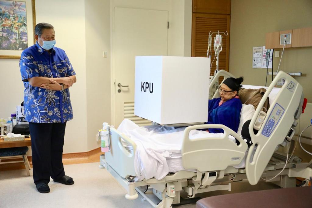 rachlannashidik's tweet photo. Hari ini, 14 April 2019, Ibu Ani Yudhoyono menggunakan hak pilihnya di Singapura, sambil menjalani perawatan. 

Doa kita semua untuk Indonesia yang lebih baik dan bagi kesembuhan Ibu Ani. 

Amin. https://t.co/fasZtv57DT