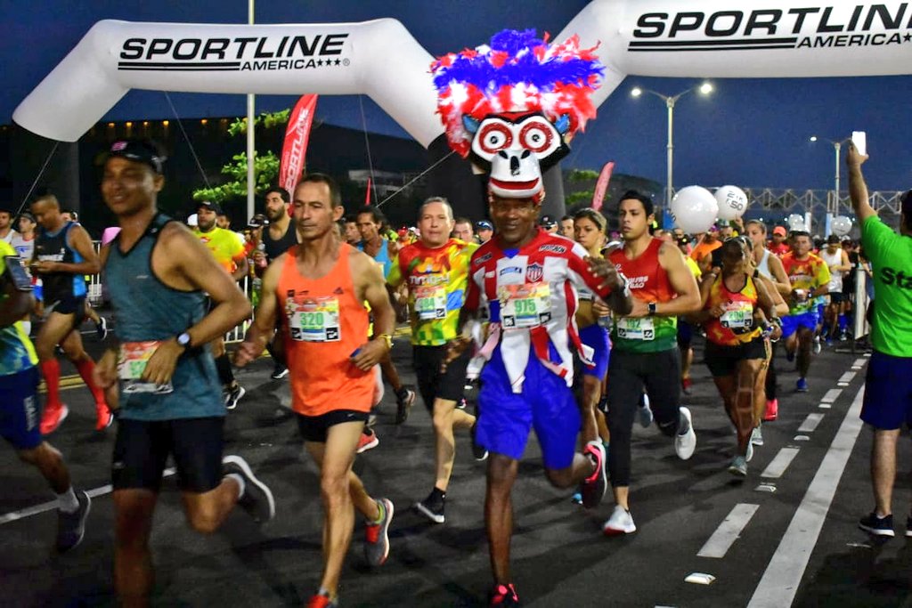 Ya se corre por las calles de Barranquilla la cuarta edición de la @MediaMaratonBAQ, con la participación de más de 6 mil atletas. #MMBAQEnLaVentana