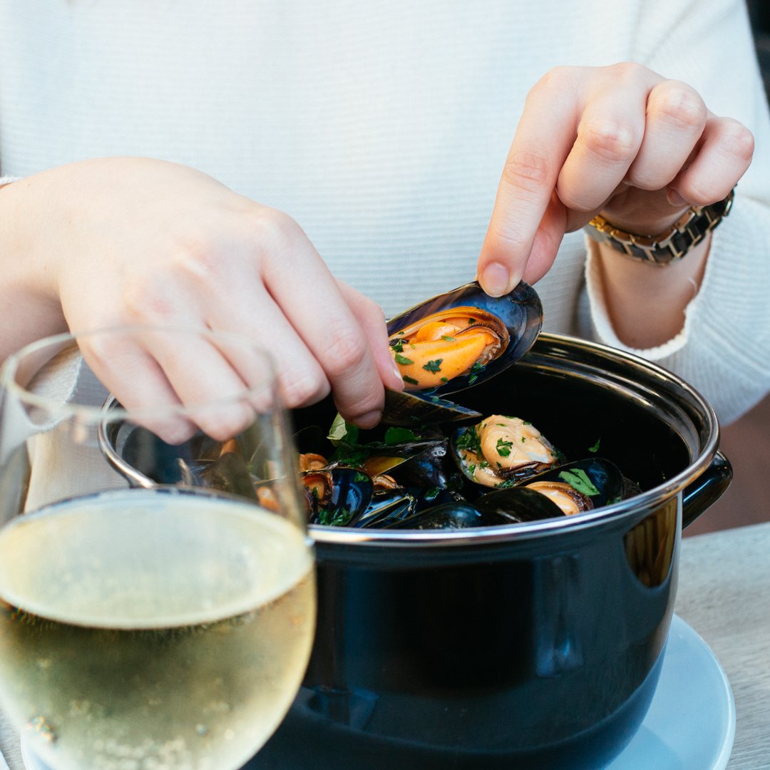 We can’t think of anything better than delving into a bowl of steaming mussels on Good Friday. Who’s with us?! 😋 
Book now for Good Friday: fishboroughmarket.com.