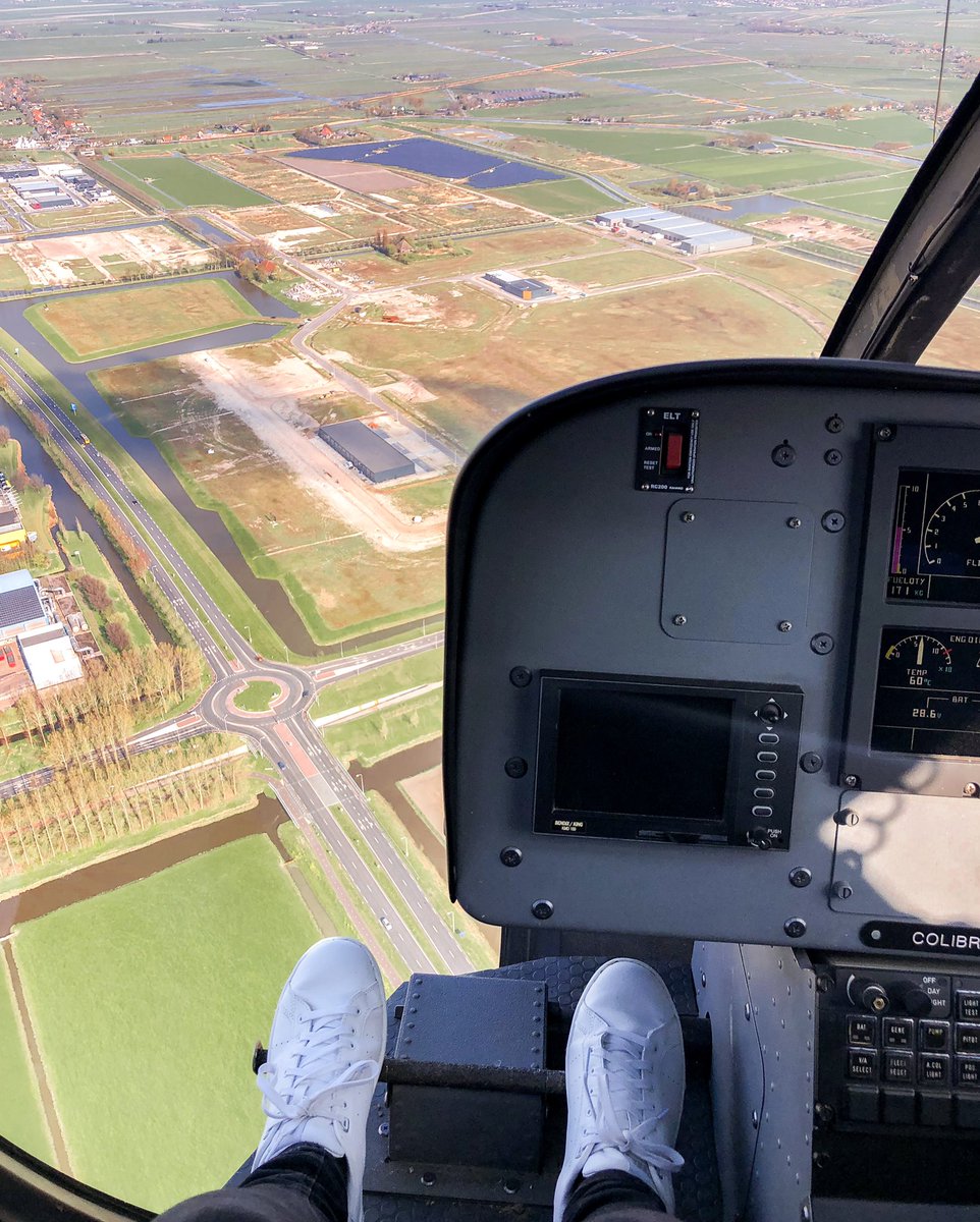 stripeaway's tweet photo. Ik heb een heli heli heli heli kopter
Ik heb een heli heli heli heli heee!
Daarmee vlieg ik over Laag Holland,
daarmee vlieg ik over zee
He kom op ga met me helikopter mee 🚁🚁🚁🚁

#helikoptervluchten #laagholland #marken @laagholland https://t.co/6G36ftViJu
