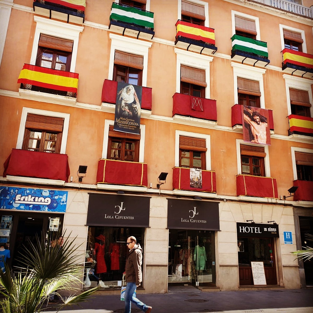 hotellasnieves's tweet photo. #SemanaSantaGranada2019 #fachada #decorada #cristodelosfavores y #SantaMaria #misericordia #cofradia #ViernesSanto #procesion #easter #holyweek https://t.co/P8hHhGv8zw