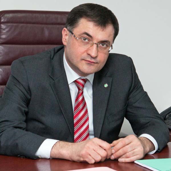 Умаханов С.О. возложил на себя общее руководство преступной группой, получение материальных средств для нужд преступной группы, ее финансирование, планирование и подготовку преступной деятельности.