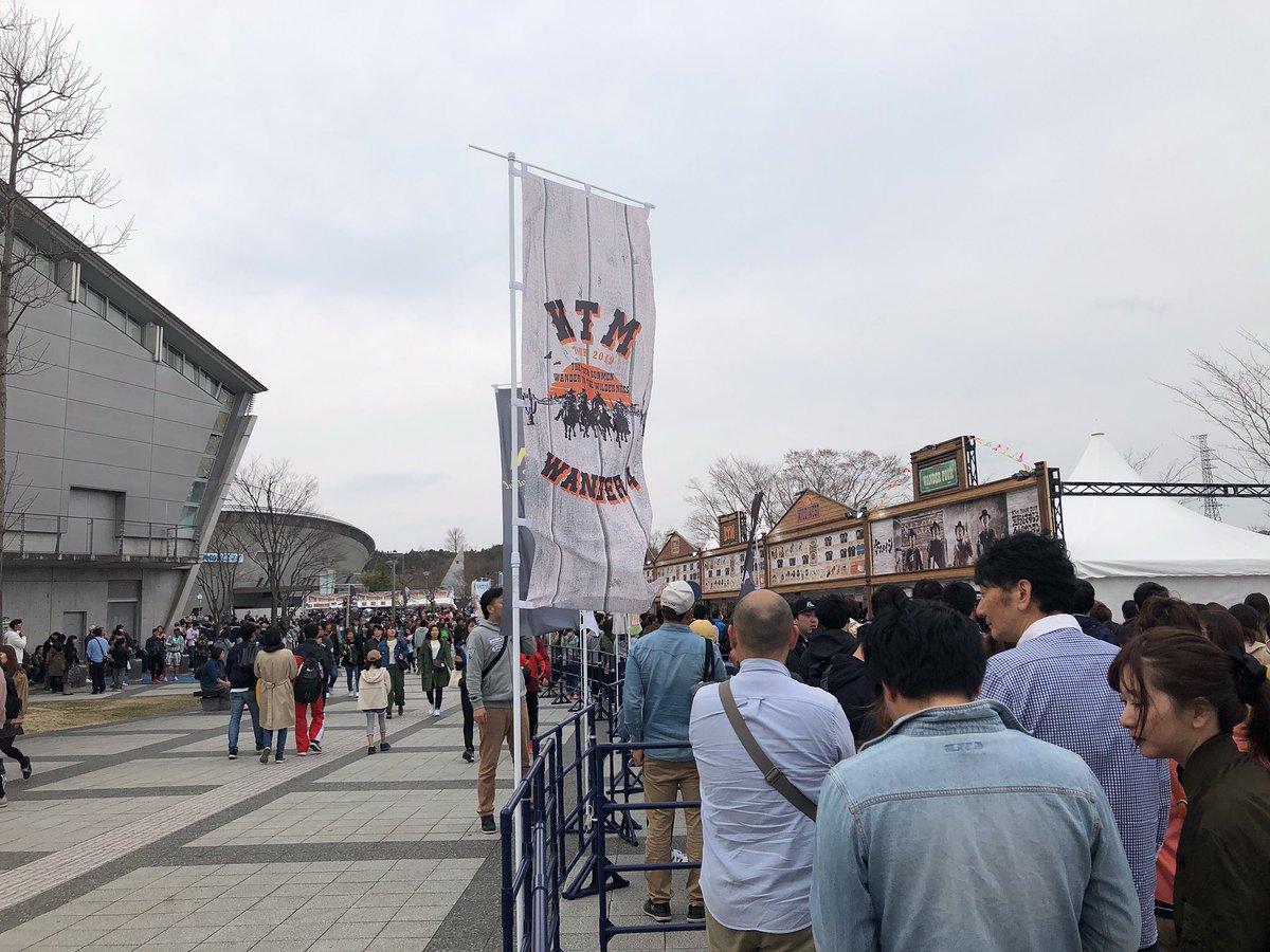 ma_a2y's tweet photo. 物販並び中〜
グラス売り切れててショック😭😭😭
大塚さん買えますように!!😢🙏 https://t.co/d6aLH2qMgc