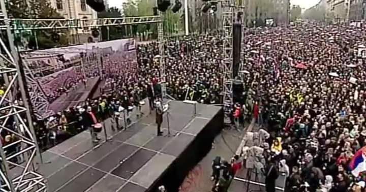 lazalaki969's tweet photo. BBC prenosi 150.000 ljudi, CNN 120.000 ljudi...a DIKTATORSKI MEDIJI  7.300-7.500 ljudi.
PROCENITE SAMI.
 Svako ko pokuša da sakrije ovo od gradjana Srbije čini početničku grešku i koštaće ga. 
 21. je vek, informacije se ne mogu sakriti, dodju do ljudi pre ili kasnije. https://t.co/5uxkXIBn3M