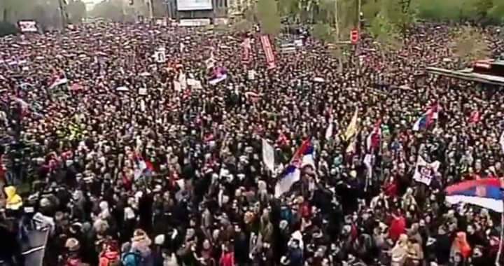 lazalaki969's tweet photo. BBC prenosi 150.000 ljudi, CNN 120.000 ljudi...a DIKTATORSKI MEDIJI  7.300-7.500 ljudi.
PROCENITE SAMI.
 Svako ko pokuša da sakrije ovo od gradjana Srbije čini početničku grešku i koštaće ga. 
 21. je vek, informacije se ne mogu sakriti, dodju do ljudi pre ili kasnije. https://t.co/5uxkXIBn3M
