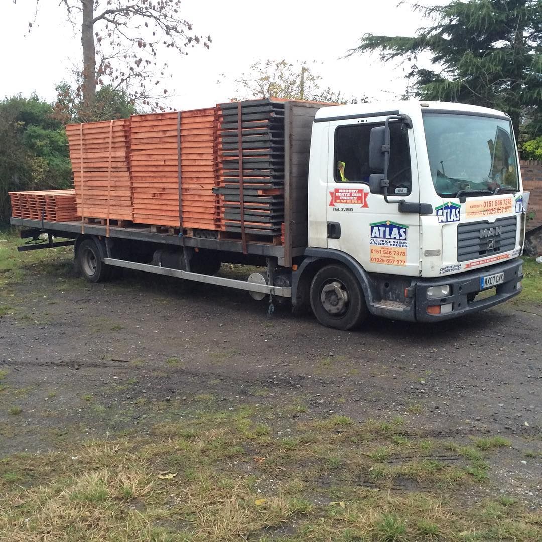 An early start today - up and out for the next job! 🏡 
.
.
#diy #business #lorry #woodenstorage #ethicallysourced