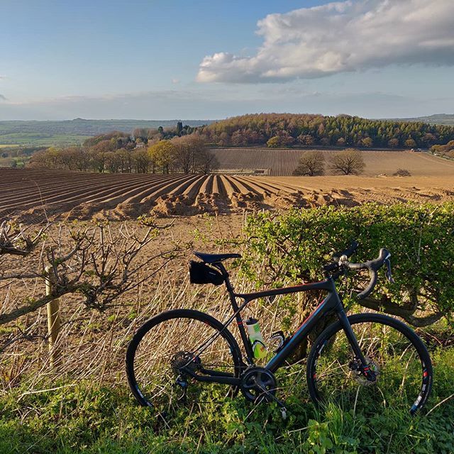 RobUmp's tweet photo. Spring is here! Commuting on the @gtbicycles Grade is a pleasure at this time of year.

#gtgrade #commuterbike #yorkshirecycling https://t.co/Q2vwzrDLiA https://t.co/ZjTA3de5Yo