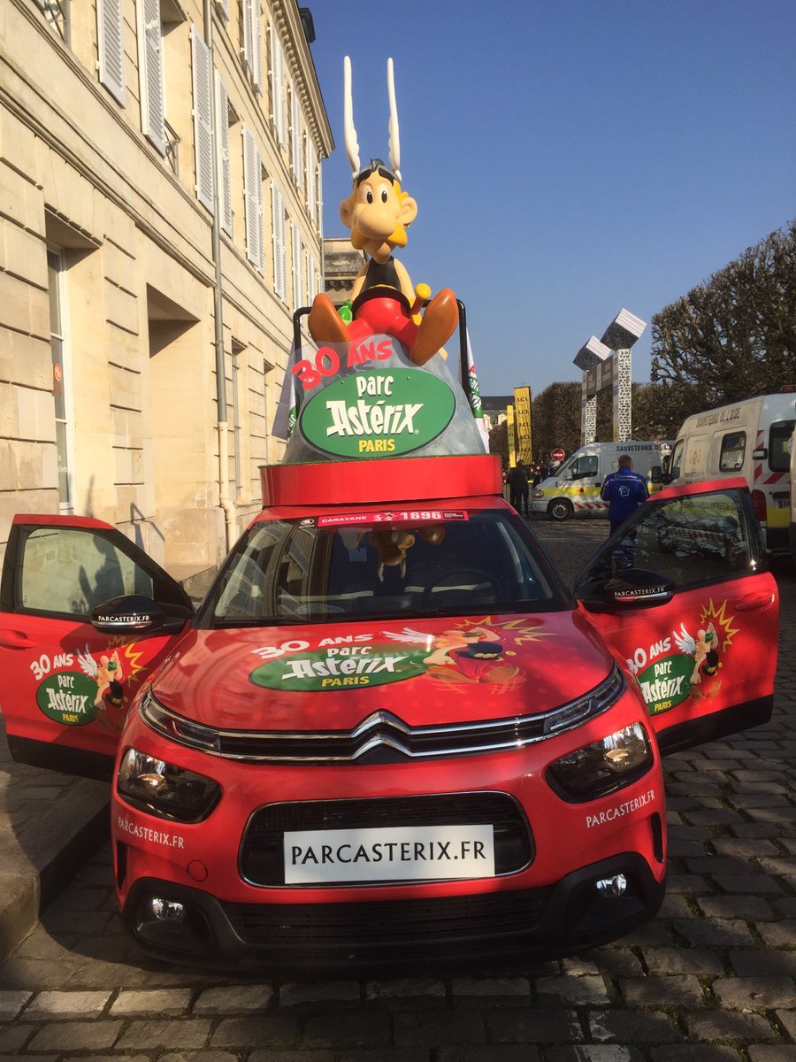 Retrouvez nos véhicules au sein de la caravane publicitaire de la course Paris-Roubaix en cette belle matinée ensoleillée ! #ParcAsterix #caravanepublicitaire