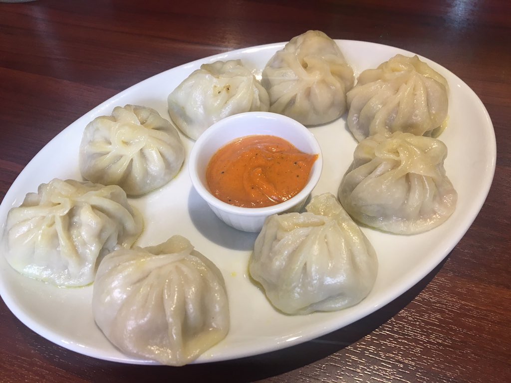 K グルメ垢 止まらないネパール料理愛 モモね 美味しいから一回行ってみて欲しい カレーも普段慣れてる味って大体ネパール カレーらしいからお口に合うはず スパイシー餃子のモモとカレーうまぁ モモのソースはちょっとここ独特だったけど