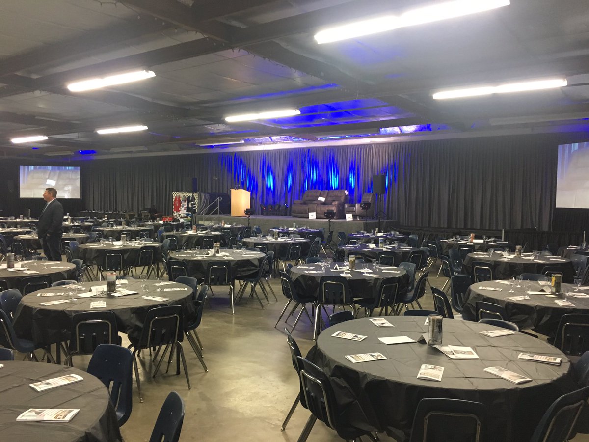 MadsenShawn's tweet photo. It was an entertaining and successful night at the Redvers Sportsman dinner fundraiser with @@ShelKenn https://t.co/bXb4V4aGjo
