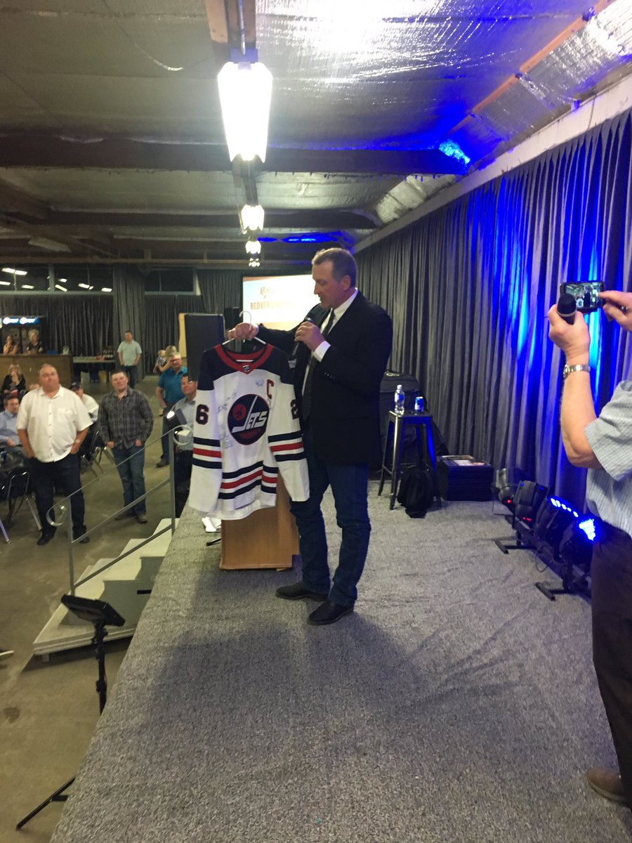 MadsenShawn's tweet photo. It was an entertaining and successful night at the Redvers Sportsman dinner fundraiser with @@ShelKenn https://t.co/bXb4V4aGjo