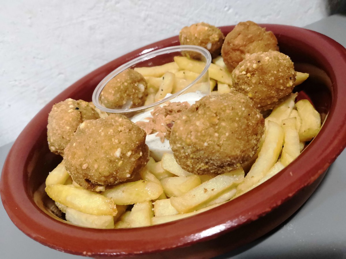 Numero12Gourmet's tweet photo. ¿¿Te vienes a comer??
Este Domingo de ramos te esperamos con cerveza Fría y medias raciones como esta.. ¡Bolitas de lomo rellenas de queso con patatas fritas!

➡️ El Número 12 Gourmet
➡️ Plaza El Moreal 2
➡️ 683611648 (Para tomar o para recoger) https://t.co/oCQUUI7yTX