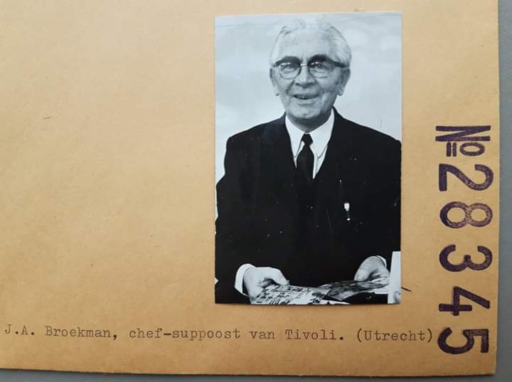 hoedjo's tweet photo. Elk weekend een vergeten foto uit het oude beeldarchief van het Utrechts Nieuwsblad. Afl. 2: J.A. Broekman, chef suppoost van Tivoli Lepelenburg. Like de Facebookpagina van Het Utrechts Archief https://t.co/FxviFhrqbF