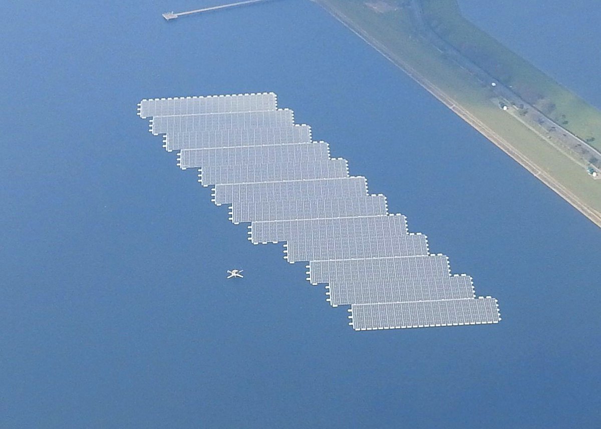 mildthing99's tweet photo. *Floatovoltaics* on Queen Elizabeth II Reservoir, between #WaltonOnThames and #Molesey, Surrey (seen from @British_Airways LHR-FCO) @thameswater @RINA1861 @DanRavenEllison @GreenWattage #sustainableenergy #photovoltaics #floatovoltaics #PVarray #geographyteacher https://t.co/XNEqAvQn4B
