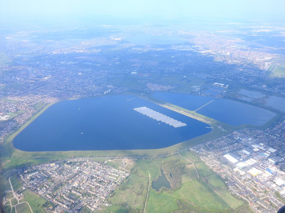 mildthing99's tweet photo. *Floatovoltaics* on Queen Elizabeth II Reservoir, between #WaltonOnThames and #Molesey, Surrey (seen from @British_Airways LHR-FCO) @thameswater @RINA1861 @DanRavenEllison @GreenWattage #sustainableenergy #photovoltaics #floatovoltaics #PVarray #geographyteacher https://t.co/AbhfuLyD4J