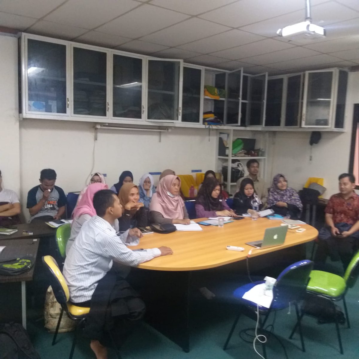 Kuliah tamu pak Tholchah, dosen @UNUSIA_  yg sedang studi Program Doctoral School and Culture di Finlandia. Kelas weekend dan reguler PAI siang ini.

Kalau sudah begini, mahasiswa akan merasa rugi tidak ikut tiap kuliah dan rugi jika tidak bayar SPP tepat waktu. 😁