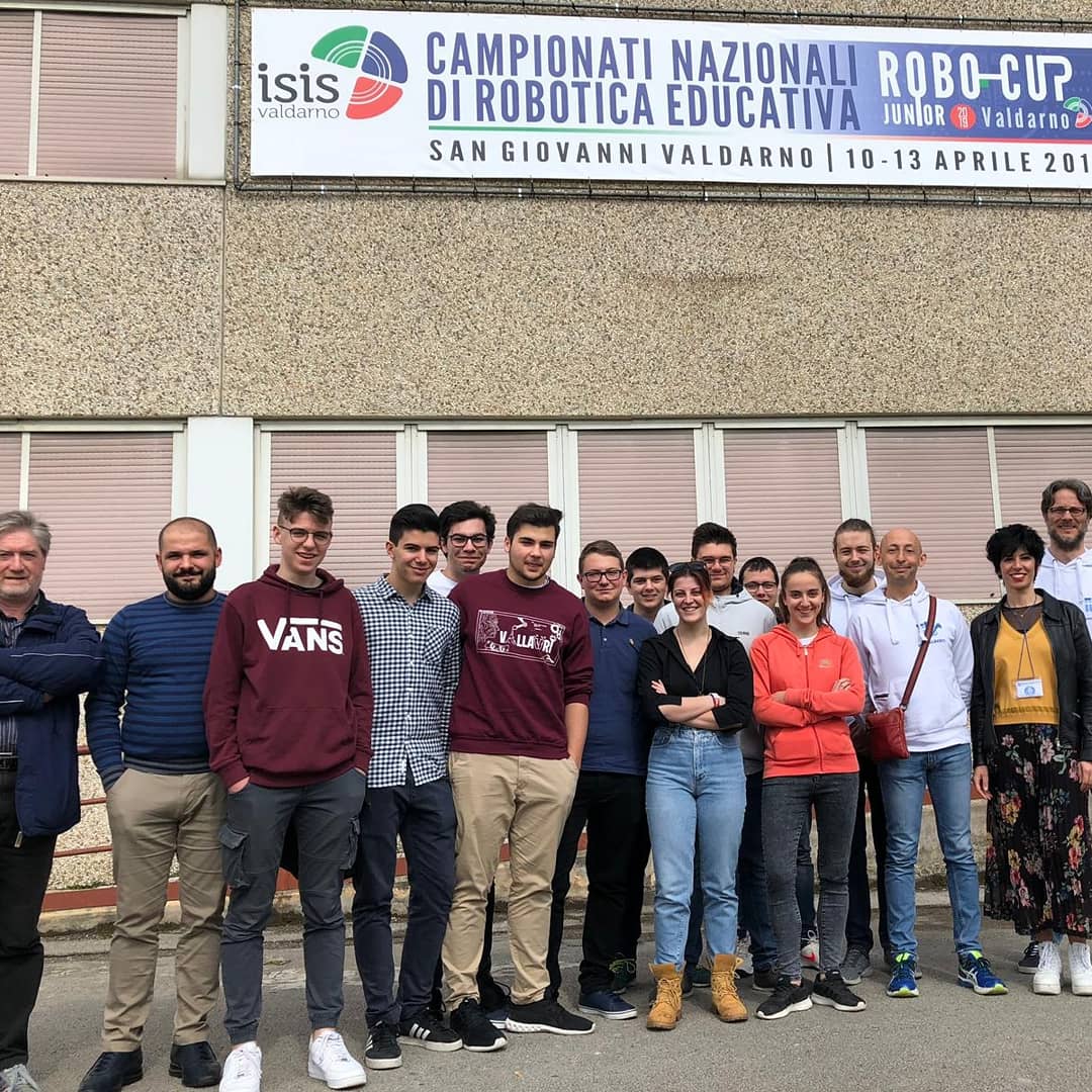RoboVallauri's tweet photo. Le due squadre targate #robovallauri rientrano con tante nuove conoscenze, nuove esperienze e tanta voglia di migliorarsi ancora. Tanti complimenti anche al team #Vallauri che ha partecipato alle #OPS nella categoria Informatica a squadre per lo stupendo risultato ottenuto. https://t.co/RKsBwwQbwH
