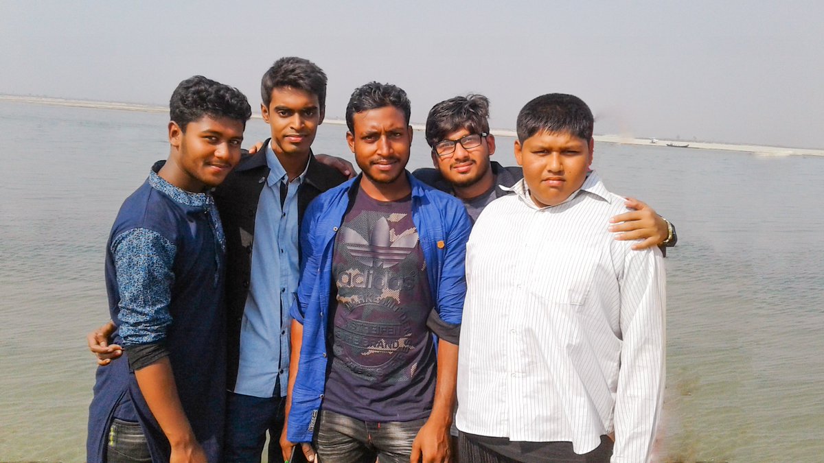 MObd86's tweet photo. brothers with me
#mohsinali #mabd86 #padmariver #padma https://t.co/4YpP86Heeq
