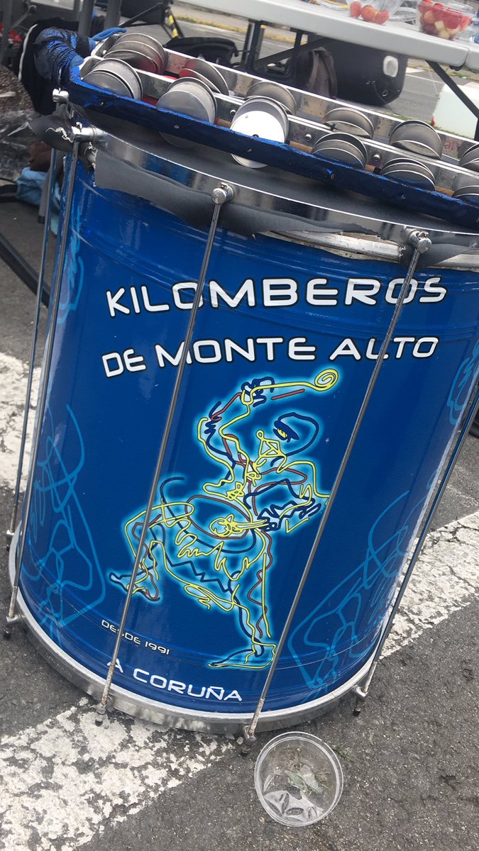 Ya estamos en la carrera!! Animo chic@s! #kilomberosdemomtealto #carrera #MaratónAtlántica #batukada #batucada