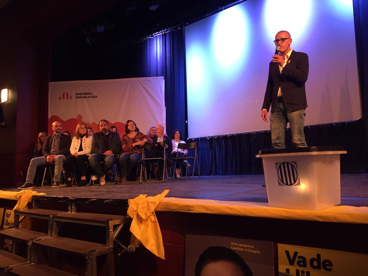 fempoblefempais's tweet photo. Moltes gràcies a tots els arenyencs que vam fer del #SoparDeLaRepública una experiència inoblidable! Records i emocions, màgia i sorpresa, i sobretot esperança i il·lusió per seguir tenint un govern independentista, progressita i d’esquerres per a #ArenysDeMunt! #fempoblefempaís https://t.co/tjsCquDs30