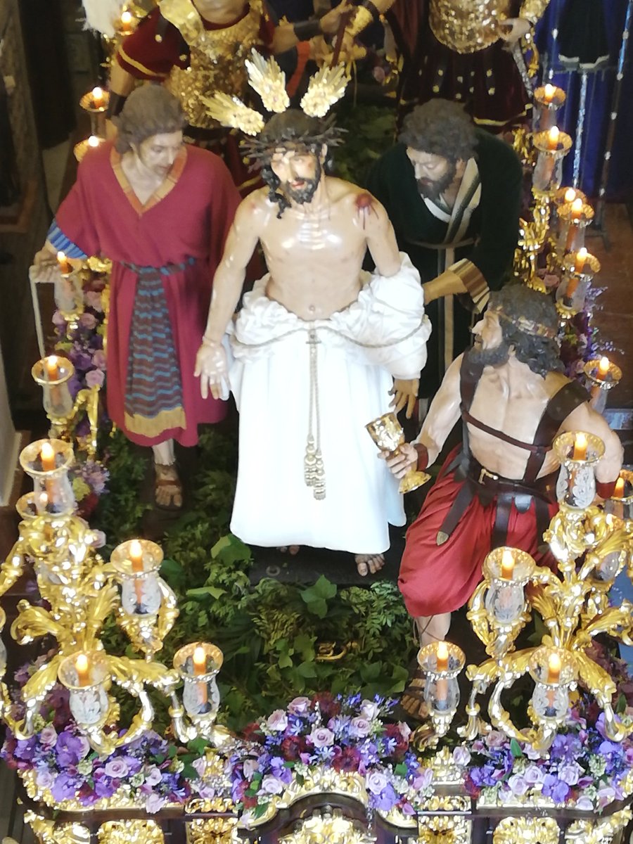 Este año, Ntro. P. Jesús Despojado lleva a sus pies la corneta de un músico de <a href="/AgrupacionVR/">Virgen de los Reyes</a> fallecido recientemente, que lo siguió durante años. Ahora toca más cerca del Señor, por siempre. D.E.P.
#SSantaSevilla19 #DomingoDeRamos