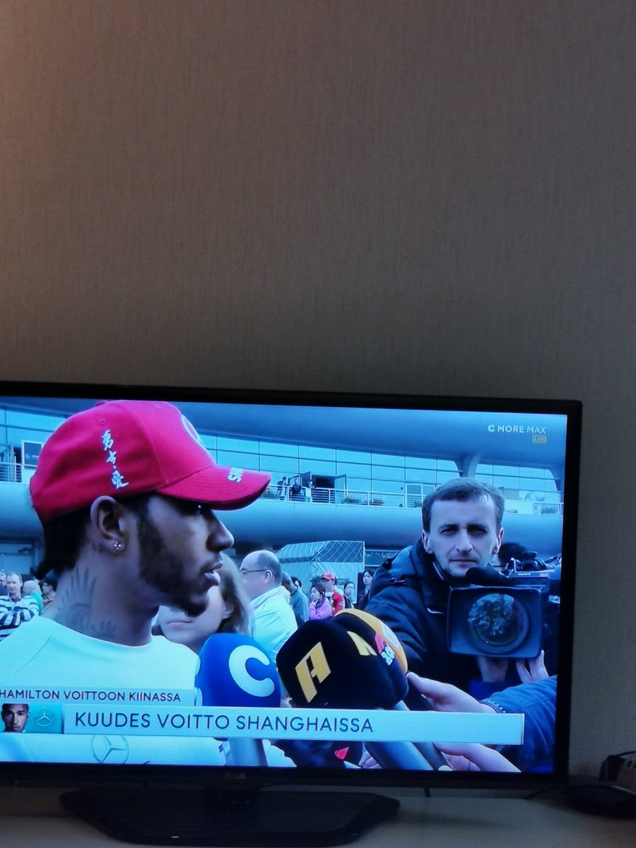 hervannan's tweet photo. Robert Kubica haastattelemassa Hamiltonia? #ChineseGP #Race1000 #F1fi #F1 @CMoreF1 @MerviKallio @T_Tuominen @ramiyli https://t.co/2TBwILcDAI