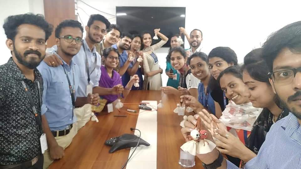 ചെക്കുട്ടിയെ പറ്റി പറഞ്ഞപ്പോൾ ഒന്ന് പറഞ്ഞില്ലേ ഓഫീസിന്റെ ഇടവേളകളിൽ നിന്നു എന്ന്. ചിലഖ്‌ കമ്പനികൾ നമുക്ക് അതിനു പ്രത്യേക സമയം വരെ അനുവദിച്ച് തന്നിരുന്നു.