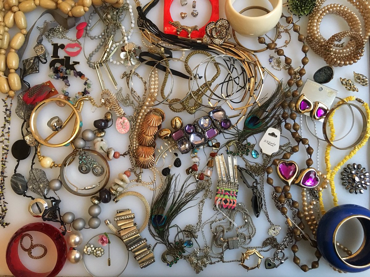 CuteCollectabl1's tweet photo. This massive lot of vintage costume jewellery has been reduced by 15% for Today only. Come and grab a bargain - https://t.co/uiIJyis42A …

#vintagejewellery #costumejewellery #silverandgold #easterdeals #antiques #SundayMotivation #collectables #Deals #sundaysale #jewellery https://t.co/kISaJqbRhR