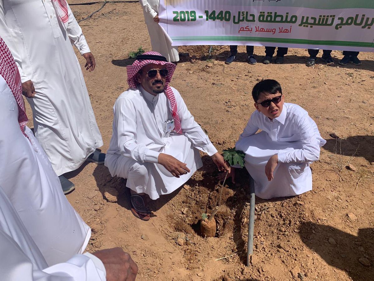 HailN24's tweet image. فروع وزارة البيئه والمياه والزرعة بمنطقة حائل يقوم بتشجير مبنى الاذاعة بمشاركة عدد من طلاب المدارس