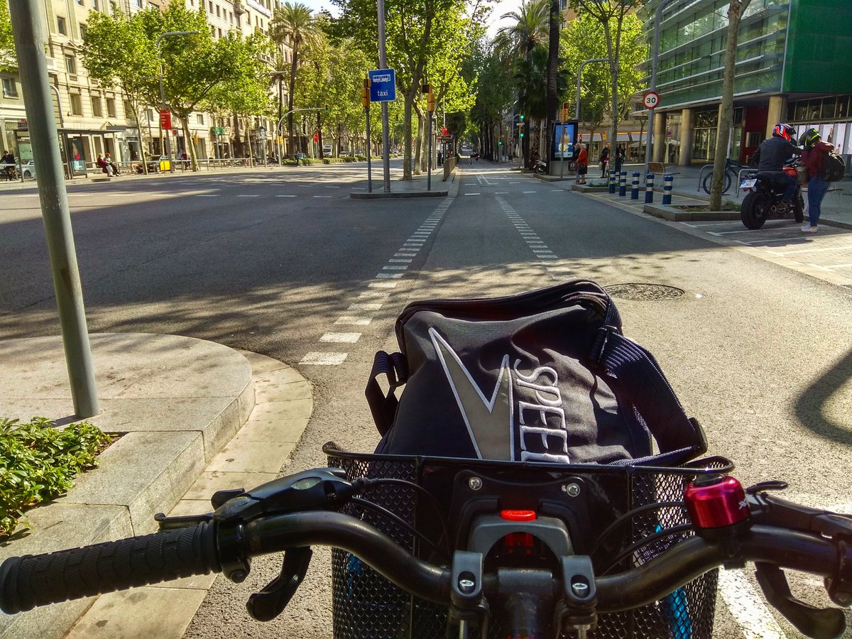 MoDoAn's tweet photo. El diumenge al matí Barcelona està ben adormida. #30diesAMBbiciBCN #bici🚲 #enbicixbcn #barcelona #Diagonal #Bondia #DIUMENGE #tranquilitat #notransit https://t.co/nd0mHpNjBm